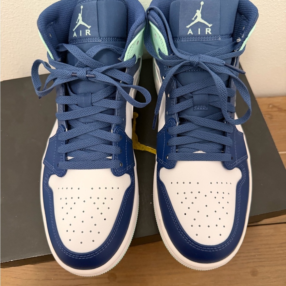Nike Air Jordan 1 Mid Blue Mint 554724-413
10 Retro Tiffany Igloo Green Navy - Picture 4 of 6